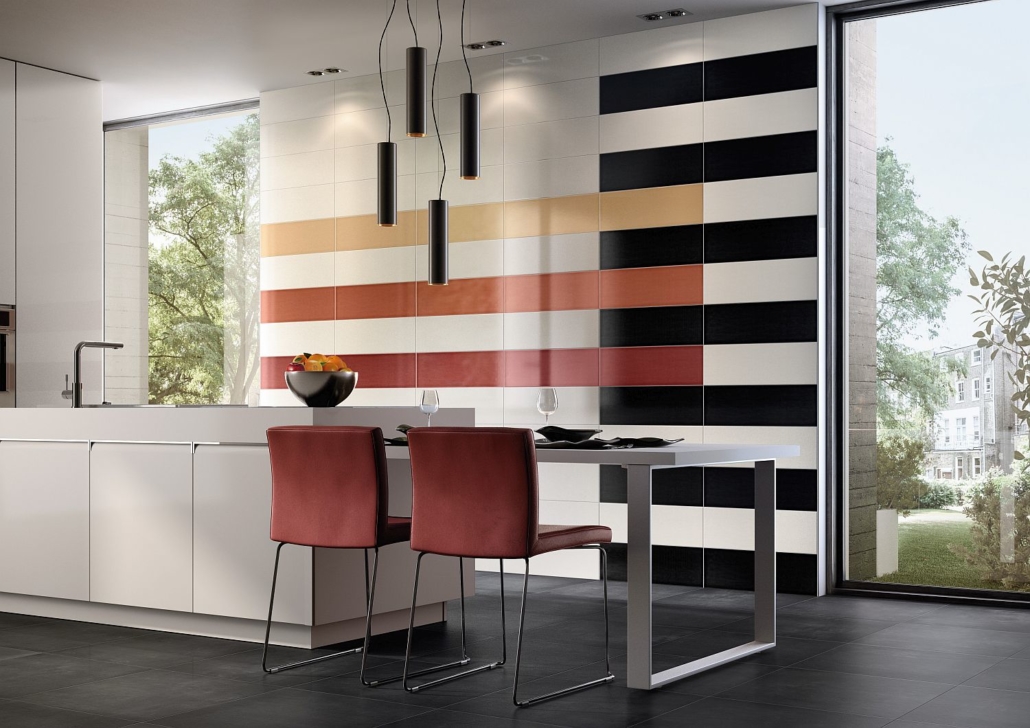 Moderne Küche mit großen Bodenfliesen und orangenen, roten und schwarzen Wandfliesen von Villeroy & Boch