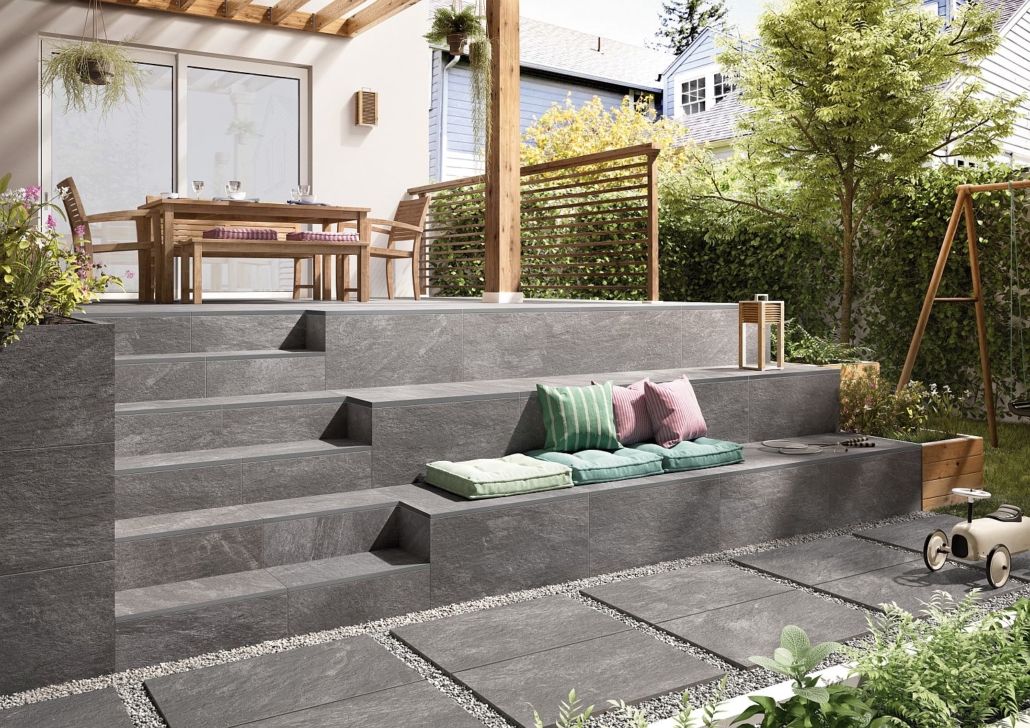 Terrasse mit Stufen zum Gehen und zum Sitzen aus dunkelgrauen Fliesen von Villeroy & Boch,´ sowie Sitzgruppe aus hellem Holz